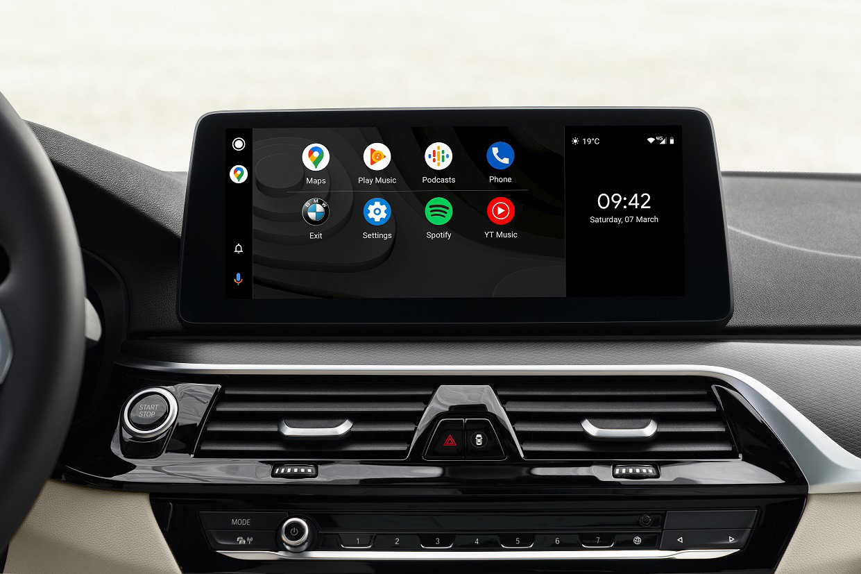 Smartfon wbudowany w samochód