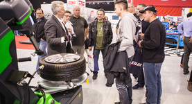 Piękne dziewczyny, ryk silników i branżowe szkolenia – relacja z ProfiAuto Show 2015