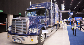 Piękne dziewczyny, ryk silników i branżowe szkolenia – relacja z ProfiAuto Show 2015